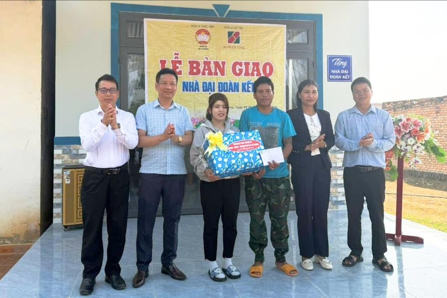 Xã Tà Năng trao nhà đại đoàn kết cho hộ nghèo