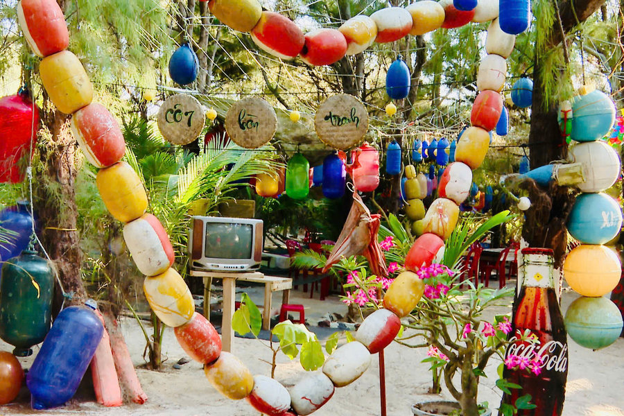 Co Bay Hon Tranh Café Turns Ocean Waste Into Art