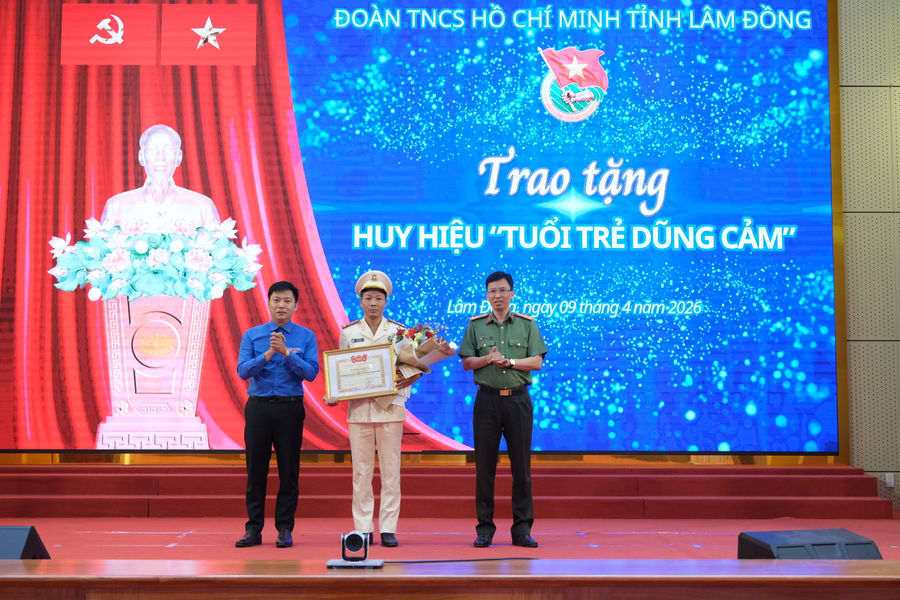 Trao Huy hiệu "Tuổi trẻ dũng cảm" cho cán bộ Công an Lâm Đồng