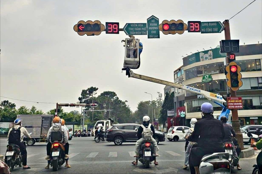 Thí điểm đèn tín hiệu thông minh tại nút giao trung tâm Đà Lạt