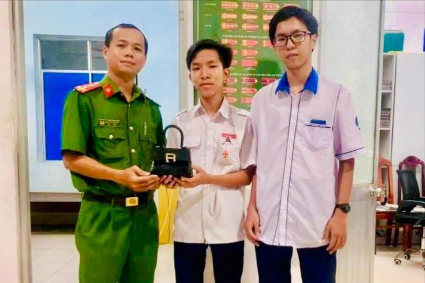 Nhặt được túi xách, 2 học sinh trả lại người đánh rơi