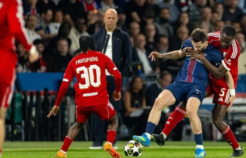 Sai lầm chiến thuật của Arne Slot khiến Liverpool thảm bại 0-2 trước PSG