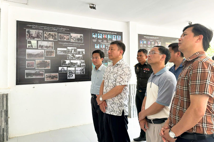 Đoàn công tác Lâm Đồng dâng hoa tưởng niệm chiến sĩ quân tình nguyện Việt Nam tại Campuchia