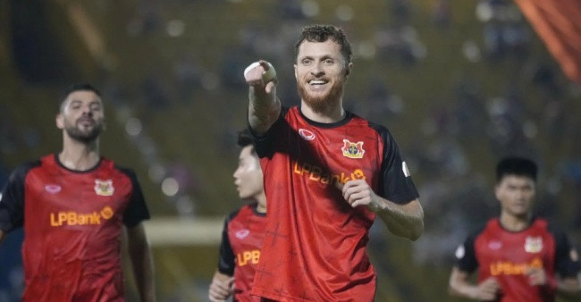 Văn Thuận ghi bàn phút 90+5 giúp Ninh Bình đánh bại Becamex TPHCM 2-1