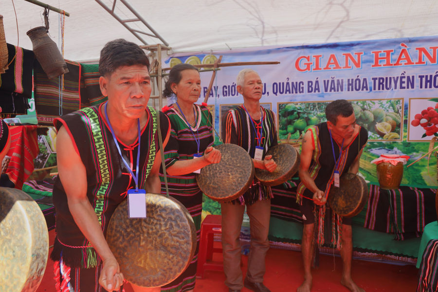 Y Hoan Nia - người giữ nhịp cồng chiêng từ 2 dòng văn hóa
