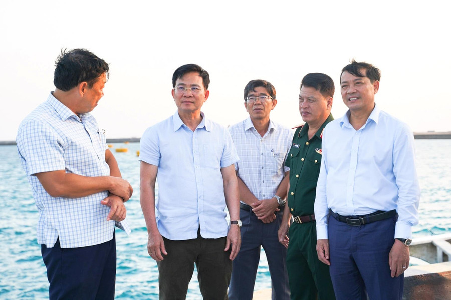 Chủ tịch UBND tỉnh Lâm Đồng Hồ Văn Mười thăm các đơn vị và khảo sát các dự án tại đặc khu Phú Quý