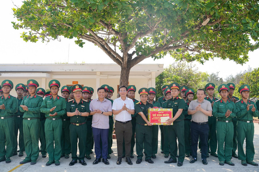 Chủ tịch UBND tỉnh Lâm Đồng Hồ Văn Mười thăm, động viên Đại đội Bộ binh đặc khu Phú Quý