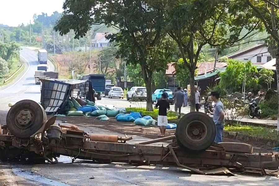Xe tải lật trên đường Hồ Chí Minh, 2 người bị thương nặng