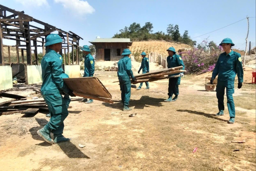 Xã Tà Năng hỗ trợ hộ dân bị hỏa hoạn ổn định cuộc sống