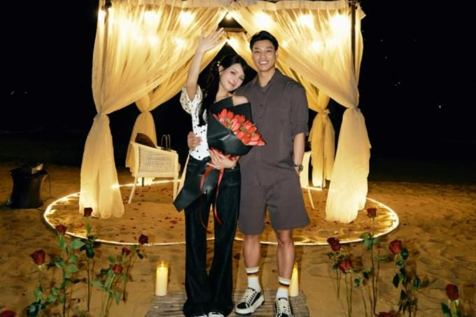 Hậu vệ Vũ Văn Thanh chính thức cầu hôn bạn gái Trần Bích Hạnh trong không gian lãng mạn tại Huế
