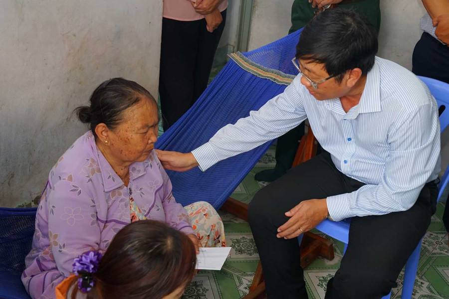 Lãnh đạo phường Phú Thủy thăm hỏi gia đình chủ tàu cá bị cháy