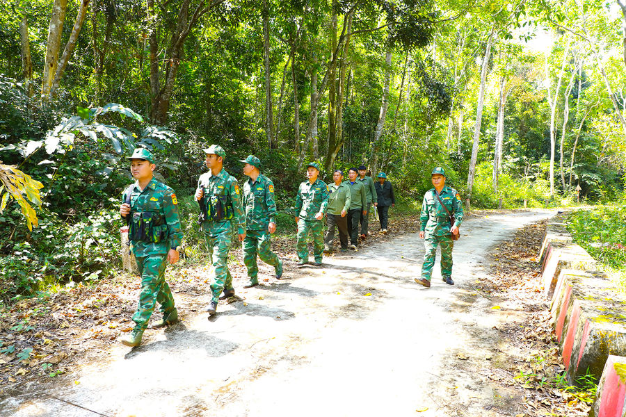 Phối hợp giữ rừng, giữ biên cương