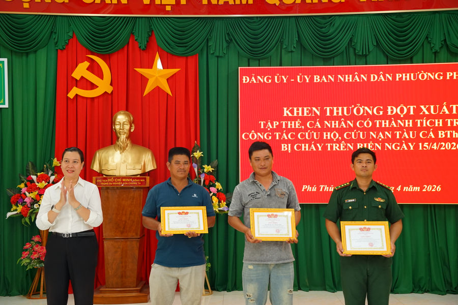 Khen thưởng đột xuất tập thể, cá nhân hỗ trợ tàu cá cháy trên biển Lâm Đồng