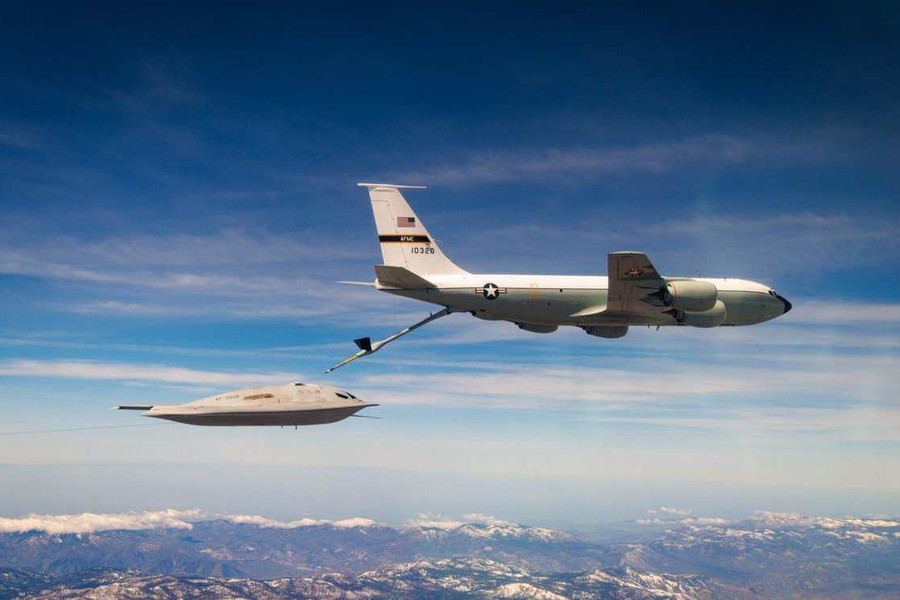 Oanh tạc cơ tàng hình B-21 Raider lần đầu thử nghiệm khả năng tiếp dầu trên không