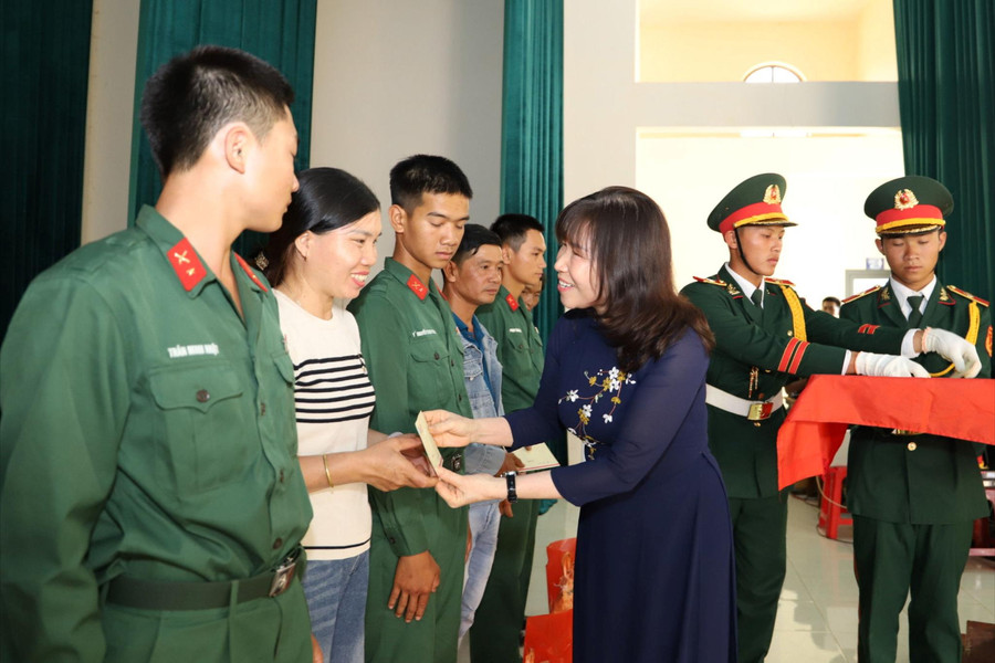 Gặp mặt cấp ủy, chính quyền địa phương và gia đình chiến sĩ mới