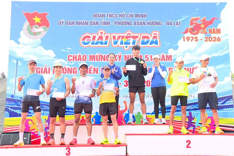 Hơn 800 người dự Giải chạy Việt dã mừng kỷ niệm 51 năm Ngày Giải phóng miền Nam, thống nhất đất nước
