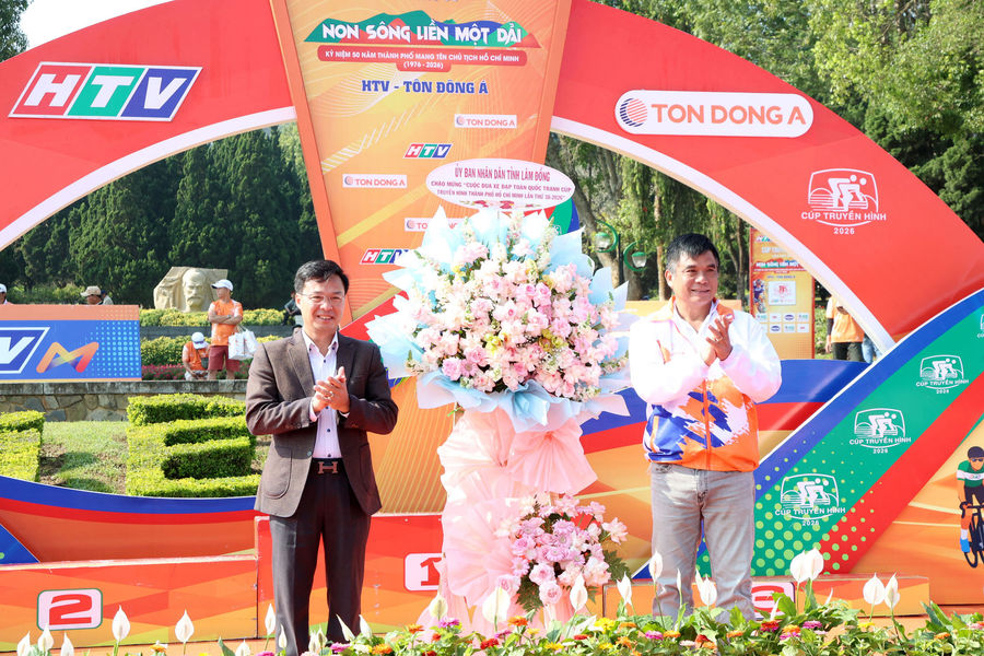 Trao giải chặng 16 Cuộc đua xe đạp toàn quốc Cúp Thành phố Hồ Chí Minh lần thứ 38