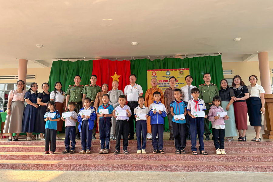 Tặng máy lọc nước và học bổng cho học sinh Lâm Đồng