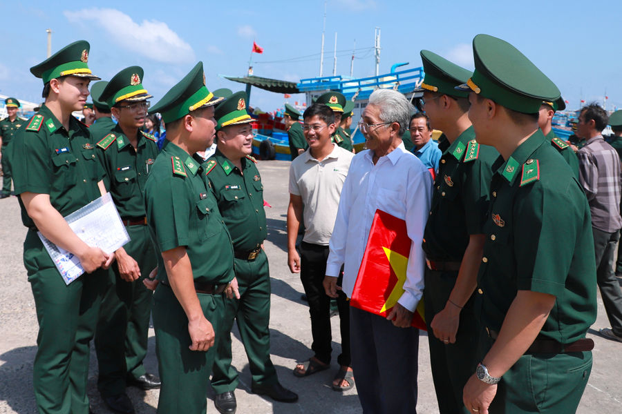 “Ngọn hải đăng mềm” của ngư dân