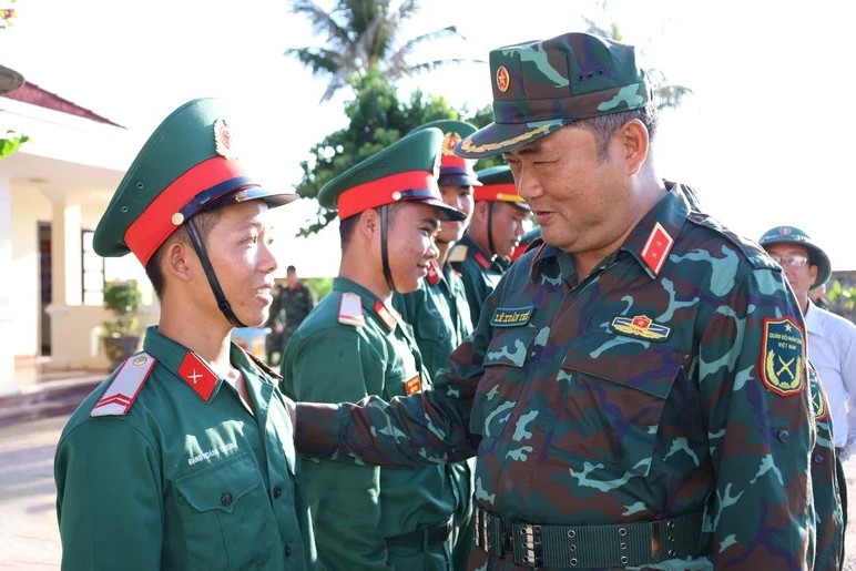 Đoàn công tác Bộ Tư lệnh Quân khu 7 kiểm tra các đơn vị tại Đặc khu Phú Quý
