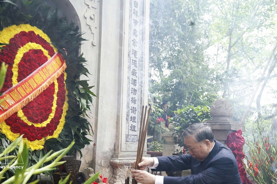 Top leader offers incense in commemoration of Hung Kings in Phu Tho