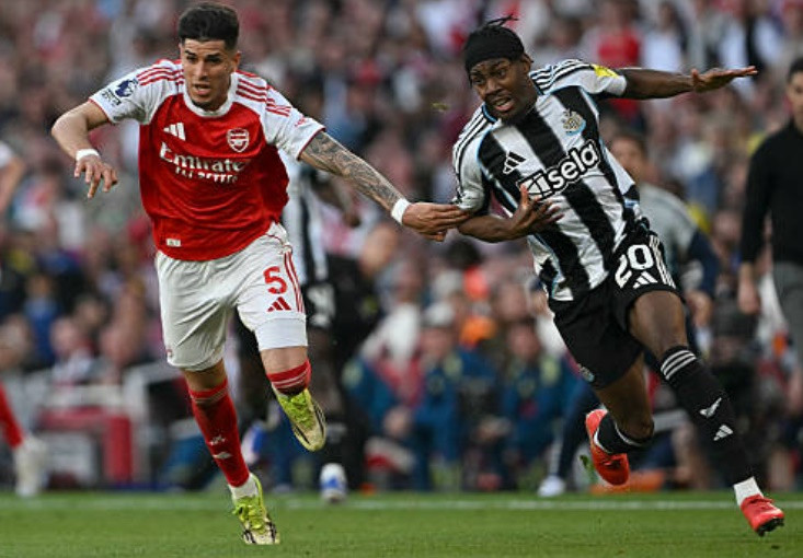 Arsenal thắng kịch tính Newcastle 1-0: Piero Hincapie và bản lĩnh của nhà vô địch