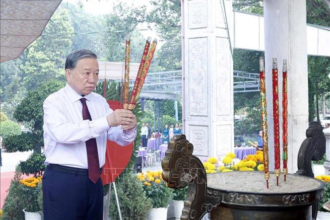 Tổng Bí thư, Chủ tịch nước Tô Lâm dâng hương tưởng niệm các Anh hùng liệt sĩ tại Tây Ninh