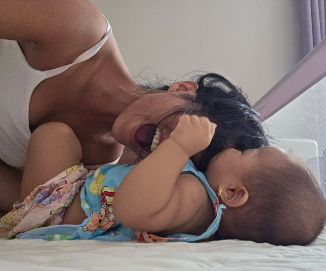 Hoa hậu H’Hen Niê rũ bỏ hình tượng khi chăm con gái đầu lòng Niê Nguyễn Mộc Đan