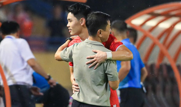 Nguyễn Đình Bắc lập hat-trick, gửi cái ôm tri ân đầy cảm xúc tới HLV Văn Sỹ Sơn