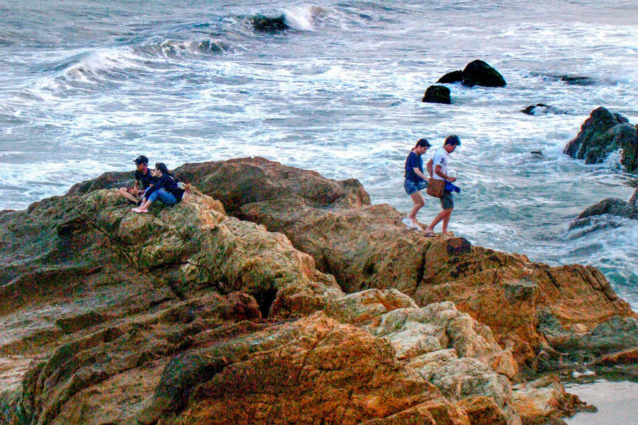 Ong Dia Rock Beach: Where the Sea Whispers and the Rocks Tell Stories