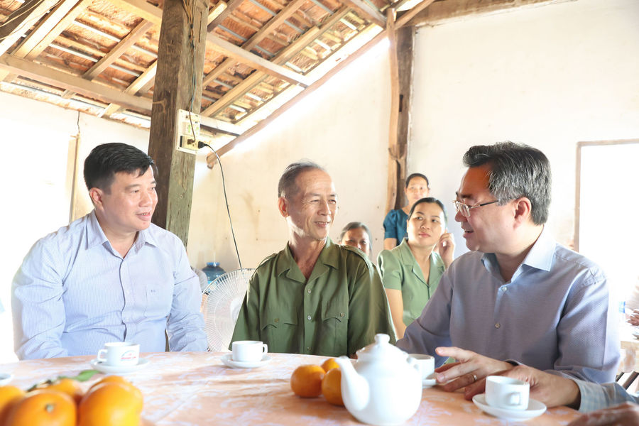 Đồng chí Nguyễn Thanh Nghị thăm, tặng quà gia đình chính sách tại Lâm Đồng