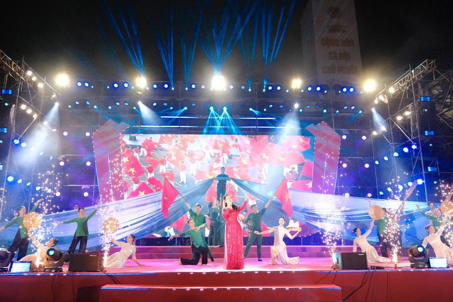 Lam Dong hosts special art night celebrating national reunification