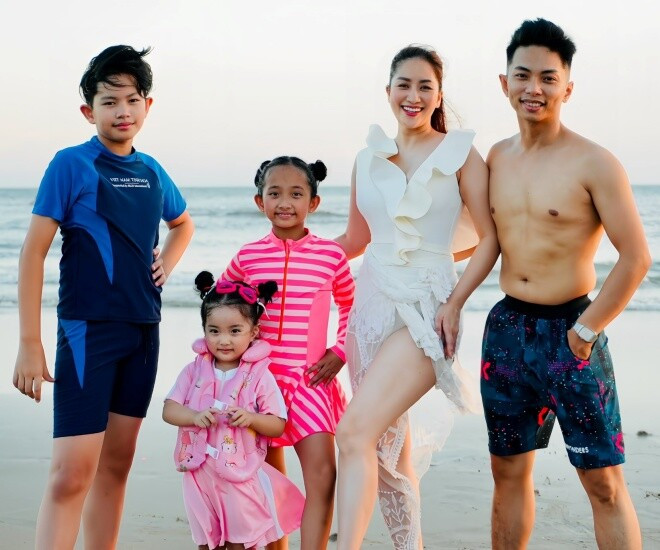 Khánh Thi - Phan Hiển đưa gia đình đi du lịch biển: Sắc vóc nữ kiện tướng tuổi 44 gây chú ý