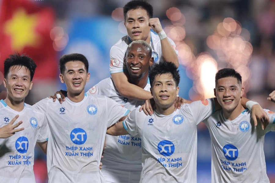 Nam Định thắng thuyết phục CA TPHCM 2-0: Đẳng cấp xoay tua của nhà vô địch