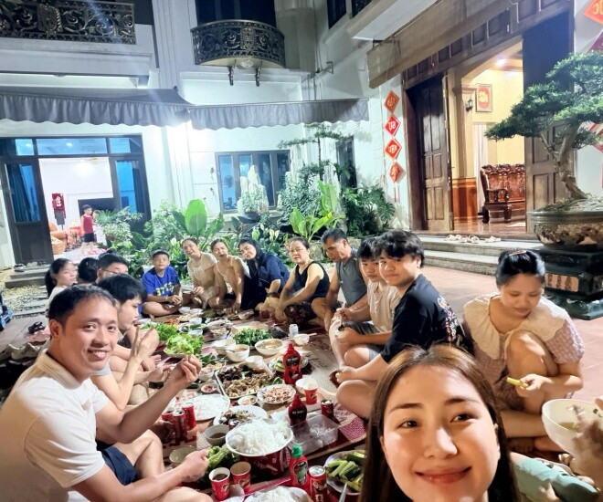 Hòa Minzy sum họp gia đình tại Bắc Ninh và lý do ông xã vắng mặt trong ngày lễ