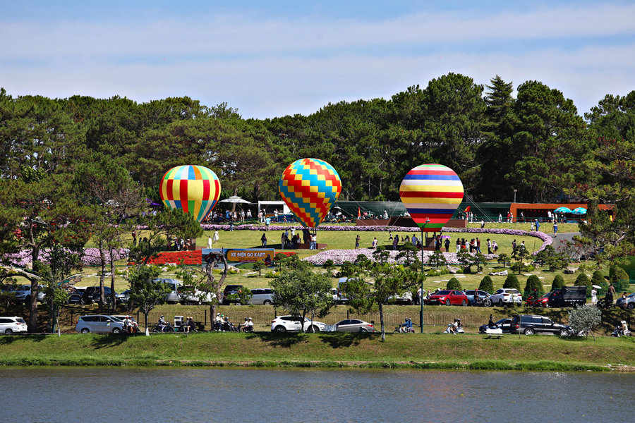 Visitor numbers rise sharply, energizing Da Lat during the April 30–May 1 Holiday