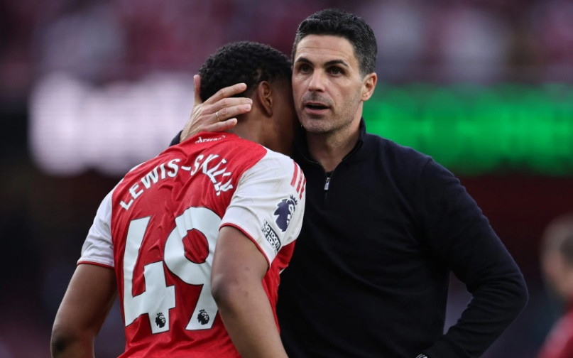 Myles Lewis-Skelly rực sáng tại trung lộ: Lời giải cho bài toán thể lực của Arsenal