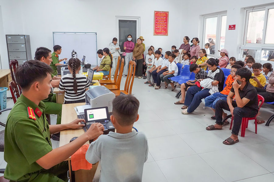 Xuyên đêm hoàn thành định danh điện tử cho trẻ em