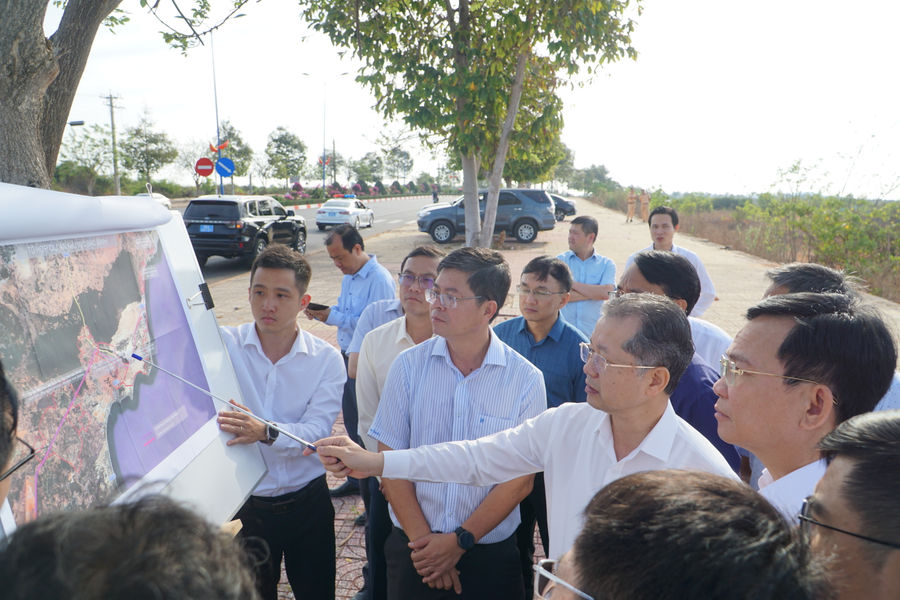 Chánh án TAND Tối cao Nguyễn Văn Quảng khảo sát các dự án động lực ven biển Lâm Đồng