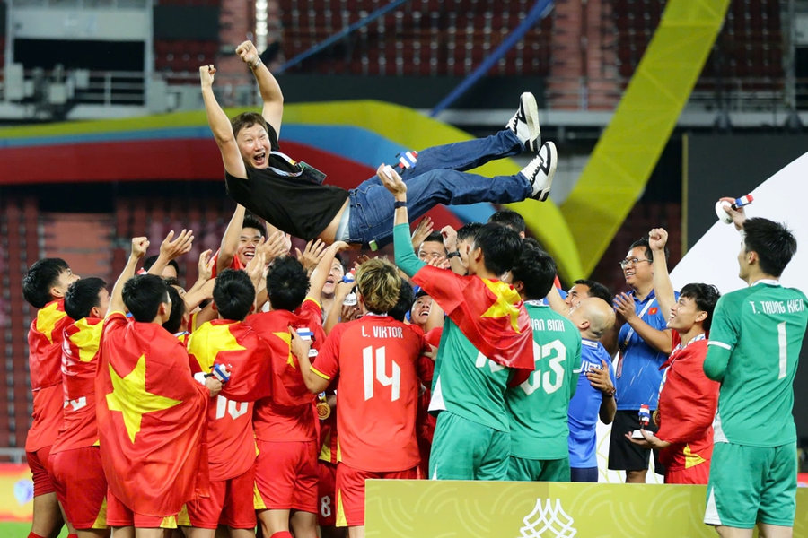 Thủ tướng tặng Bằng khen cho HLV Kim Sang Sik sau tấm Huy chương Vàng SEA Games 33