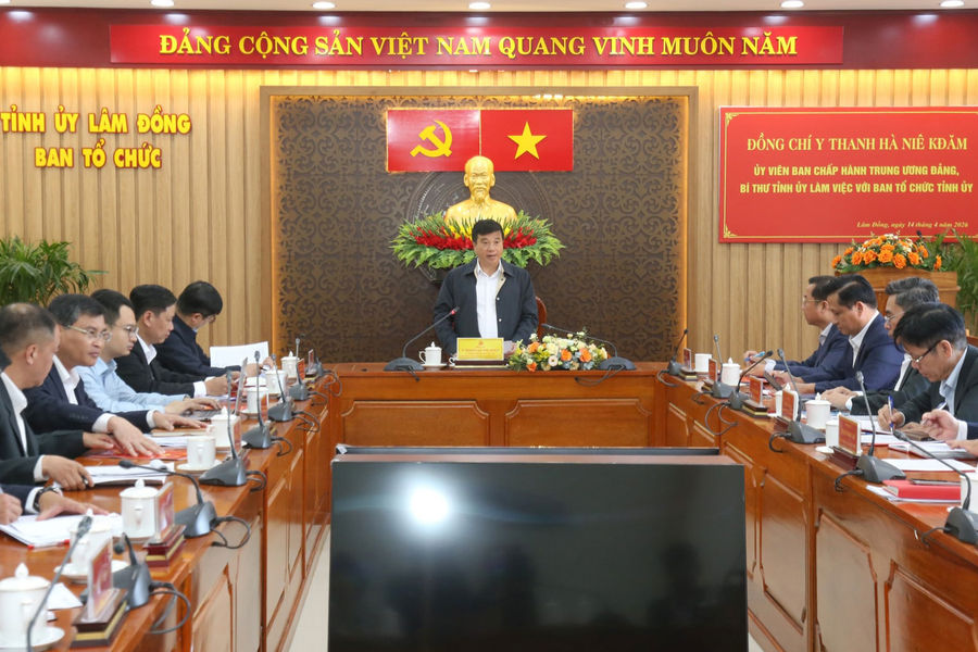 Khắc phục tình trạng cán bộ “thừa cũ, thiếu mới”