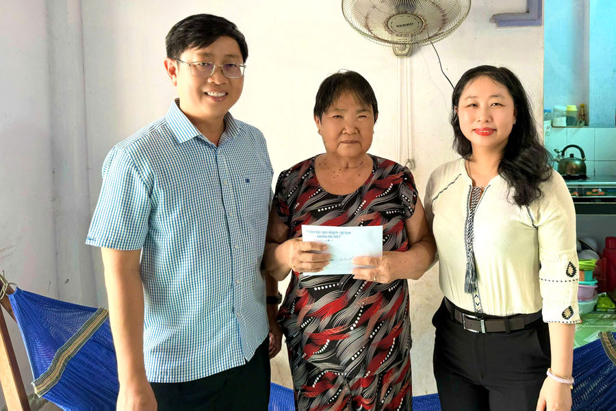Chung tay chia sẻ khó khăn với hộ bị cháy tàu cá địa bàn phường Phú Thủy