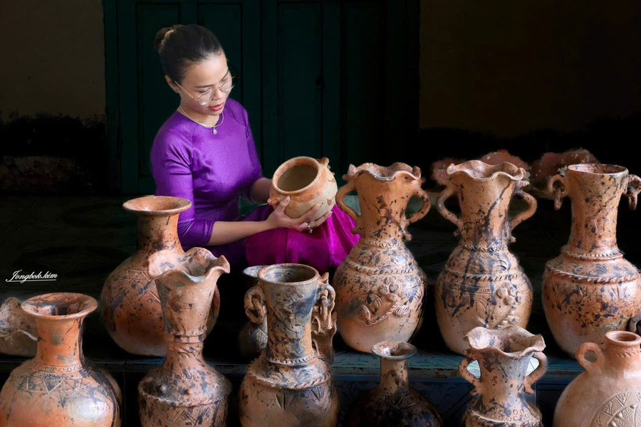 “Giữ lửa” gốm Chăm từ đôi tay người trẻ