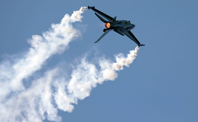 Phân tích kỹ thuật né tên lửa R-77 của tiêm kích F-16 trong trận không chiến tại Lugansk