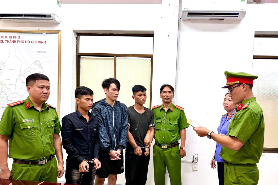 TP.HCM: Tạm giữ 3 thanh niên dùng mũ bảo hiểm tấn công người đi đường tại phường Tam Thắng