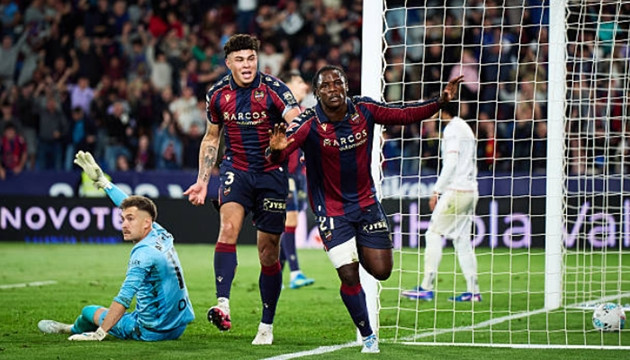 Levante ngược dòng kịch tính 3-2 trước Osasuna: Bước ngoặt từ tấm thẻ đỏ