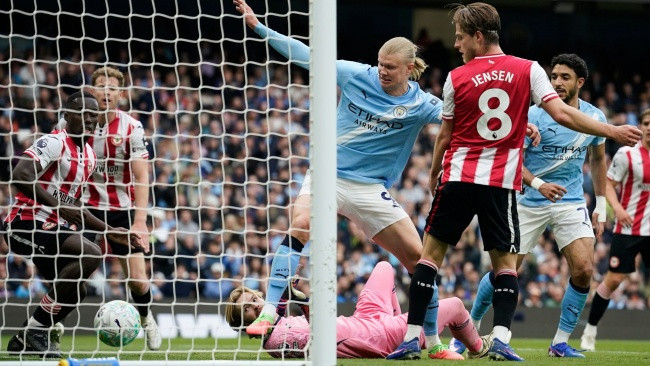 Man City 3-0 Brentford: 'Cỗ máy' của Pep Guardiola phả hơi nóng vào Arsenal