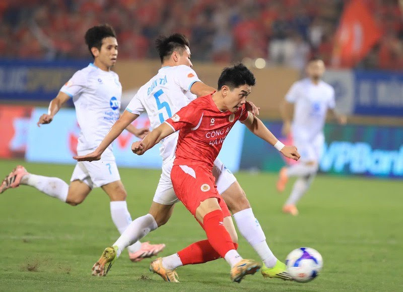 CAHN thắng kịch tính Nam Định 3-2: Đình Bắc rực sáng đưa đội nhà tiến sát ngôi vô địch