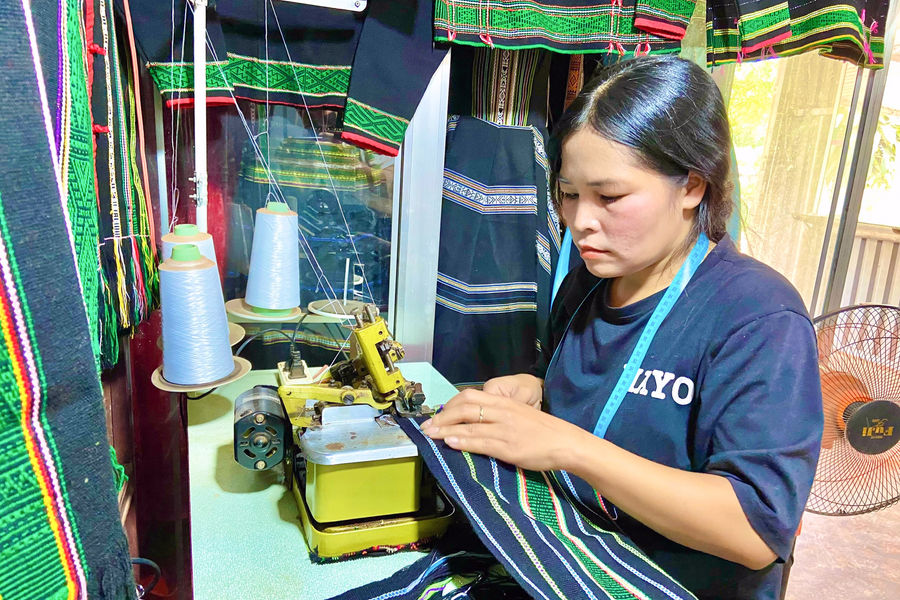 H’Her đưa thổ cẩm M’nông bước ra đời sống hiện đại