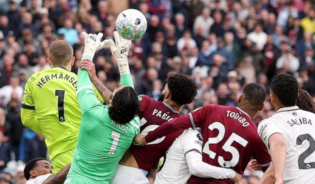 Arsenal giữ vững ngôi đầu sau tranh cãi VAR, Schmeichel chỉ trích quyết định tước bàn thắng của West Ham